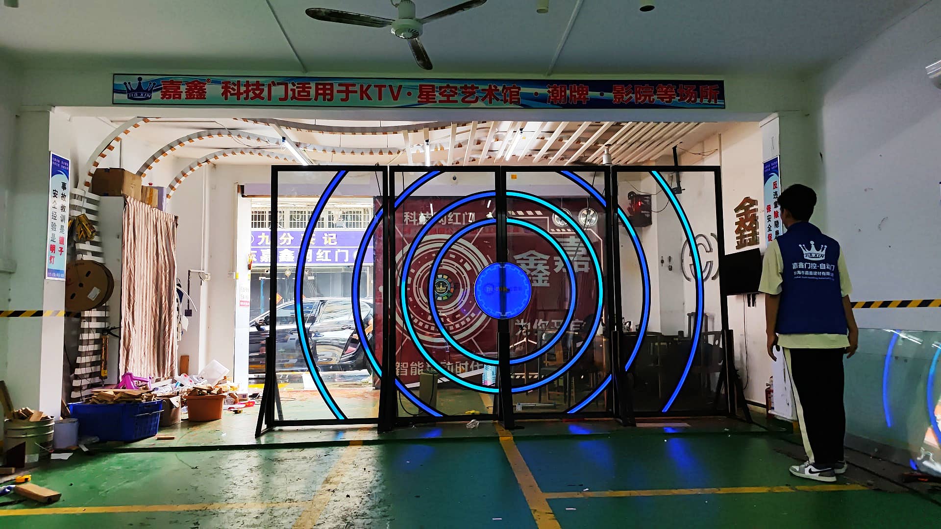 手撑触控互动发光门